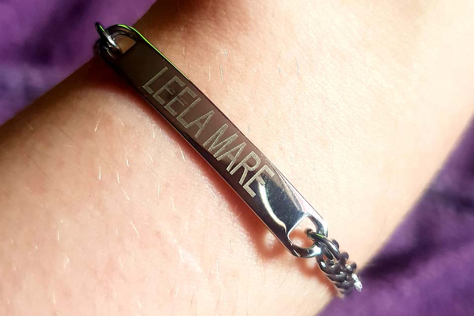 Graviertes Metallarmband